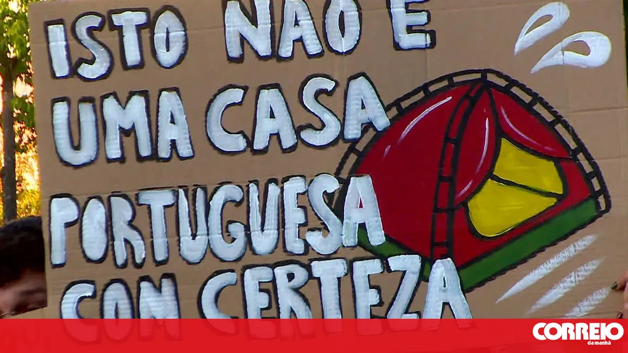 Around 200 people protested in Faro against high housing prices