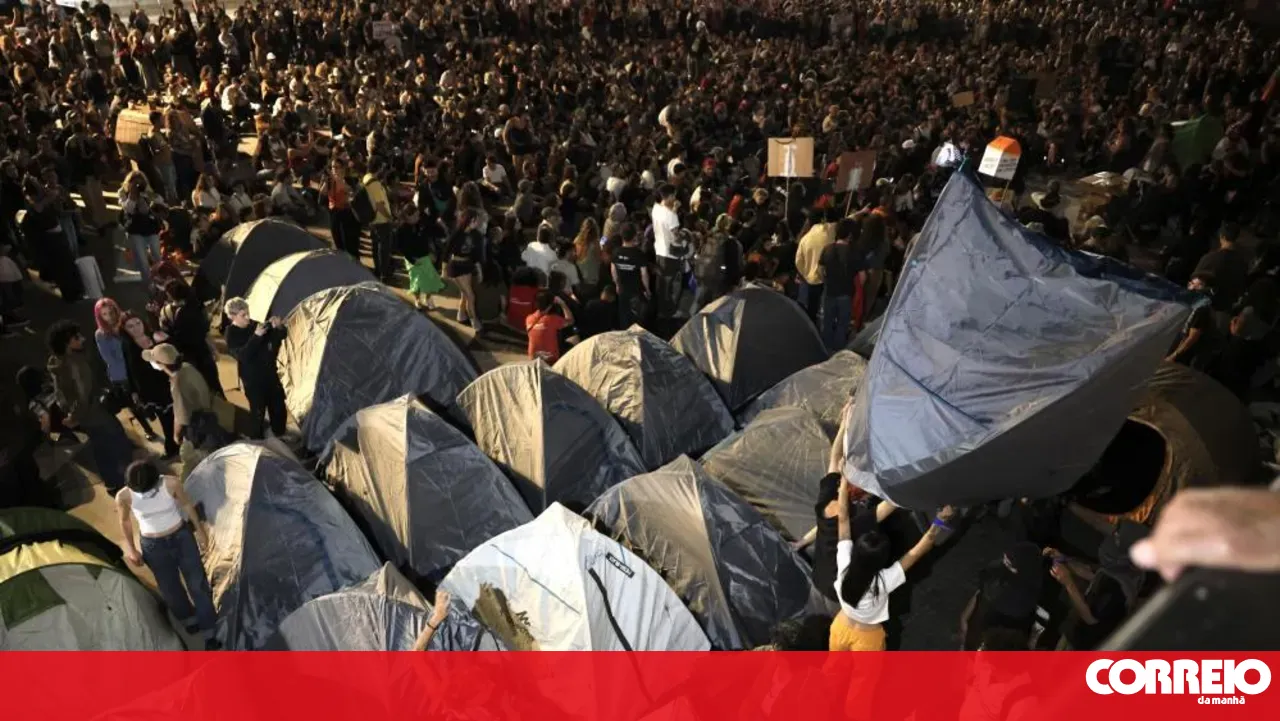 Porto protest camp repudiates authorities' attempt to restrict access to Praça D. João I