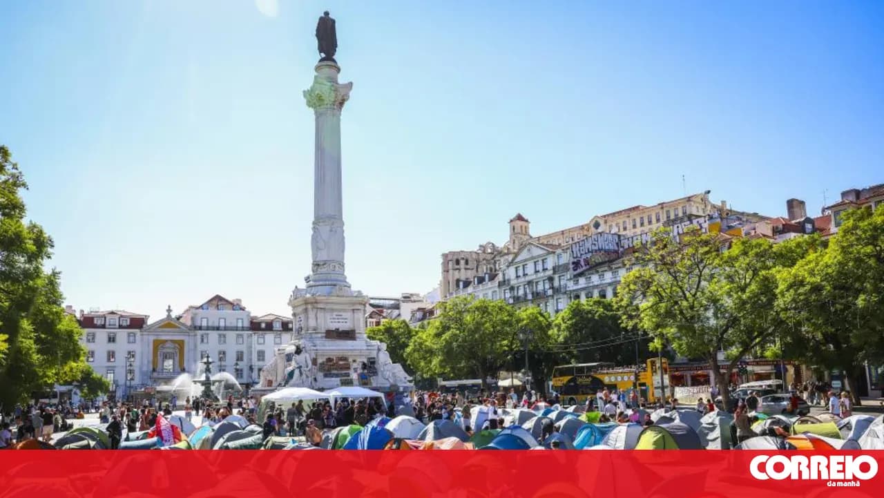 PSP says Rossio encampment 'cannot continue'. Protesters to confer on a decision