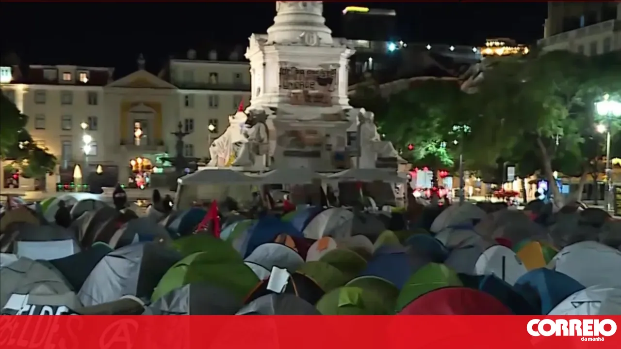 Housing rights protesters remain in Rossio, Lisbon, for the second consecutive night