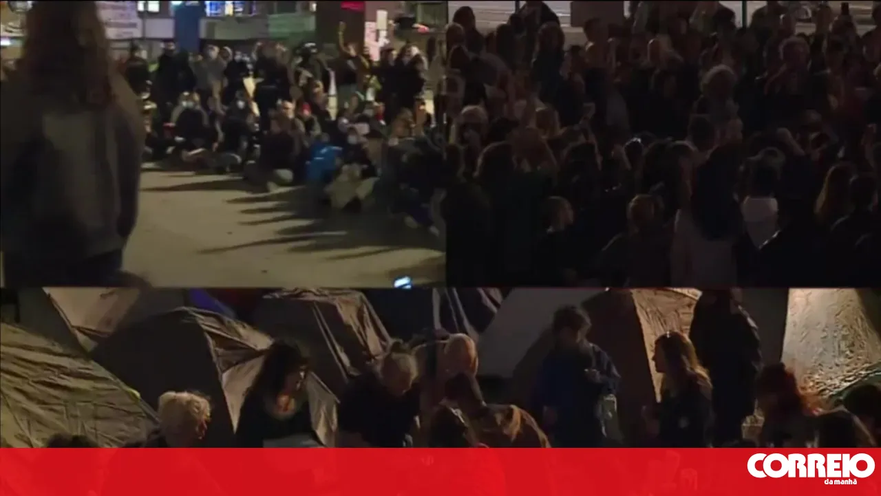 Protesters are willing to stay overnight at Praça D. João I in Porto until 31 December