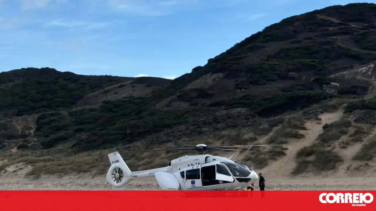 Tourist rescued by INEM helicopter after falling from a cliff in Aljezur
