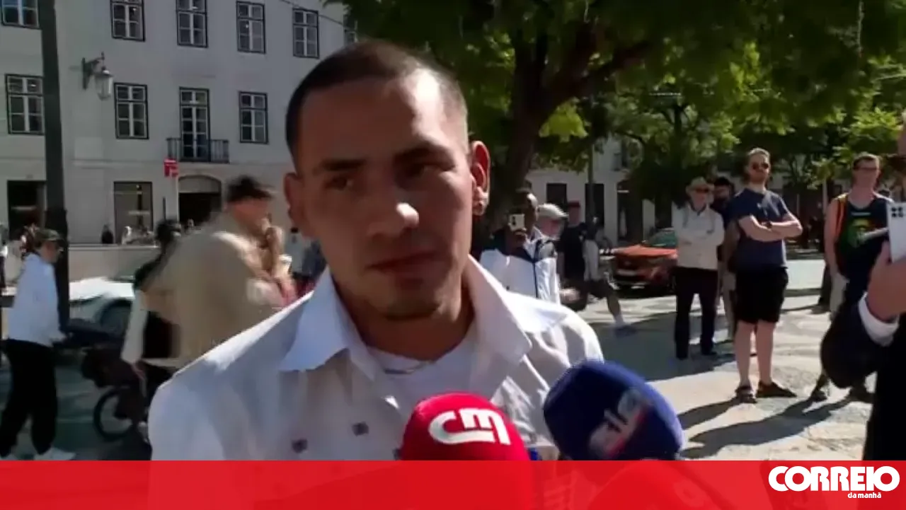 Colombian man puts up posters in Rossio and ends up being led away in handcuffs by the PSP