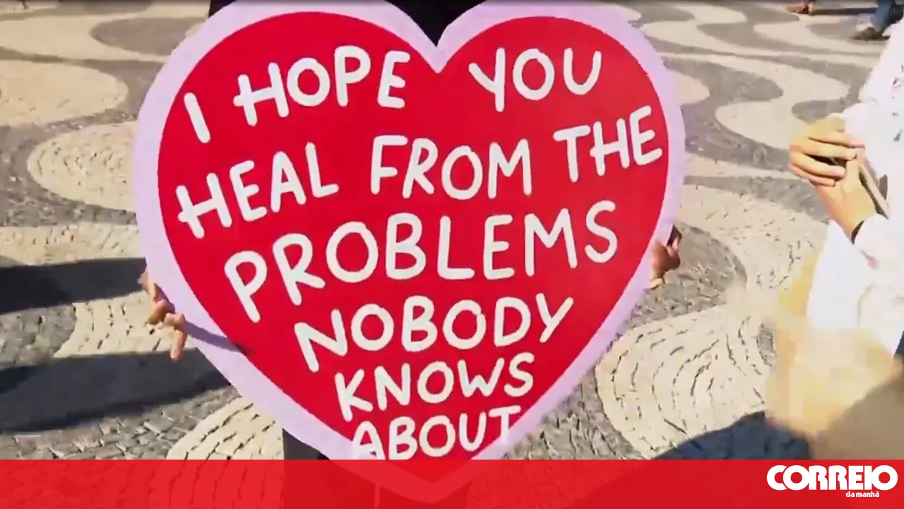 We came here in solidarity: mental health project members bring a positive message to protesters in Rossio