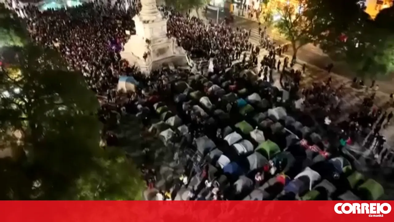 Between 200 and 300 people return to Rossio for the Lisbon encampment