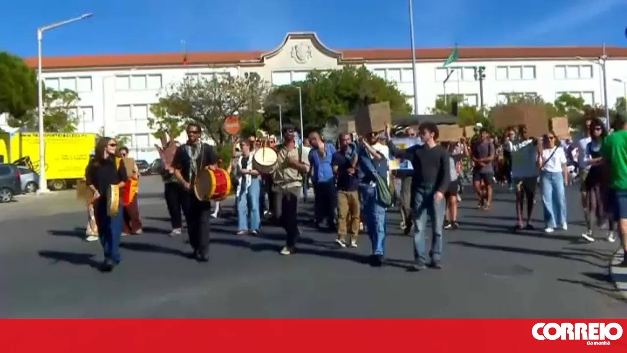 Over 100 people marched in Faro to demand a reduction in housing prices