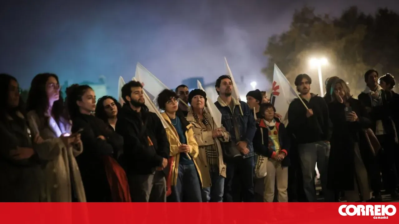 Around 200 people protest at Trindade in Porto for "homes to live in"