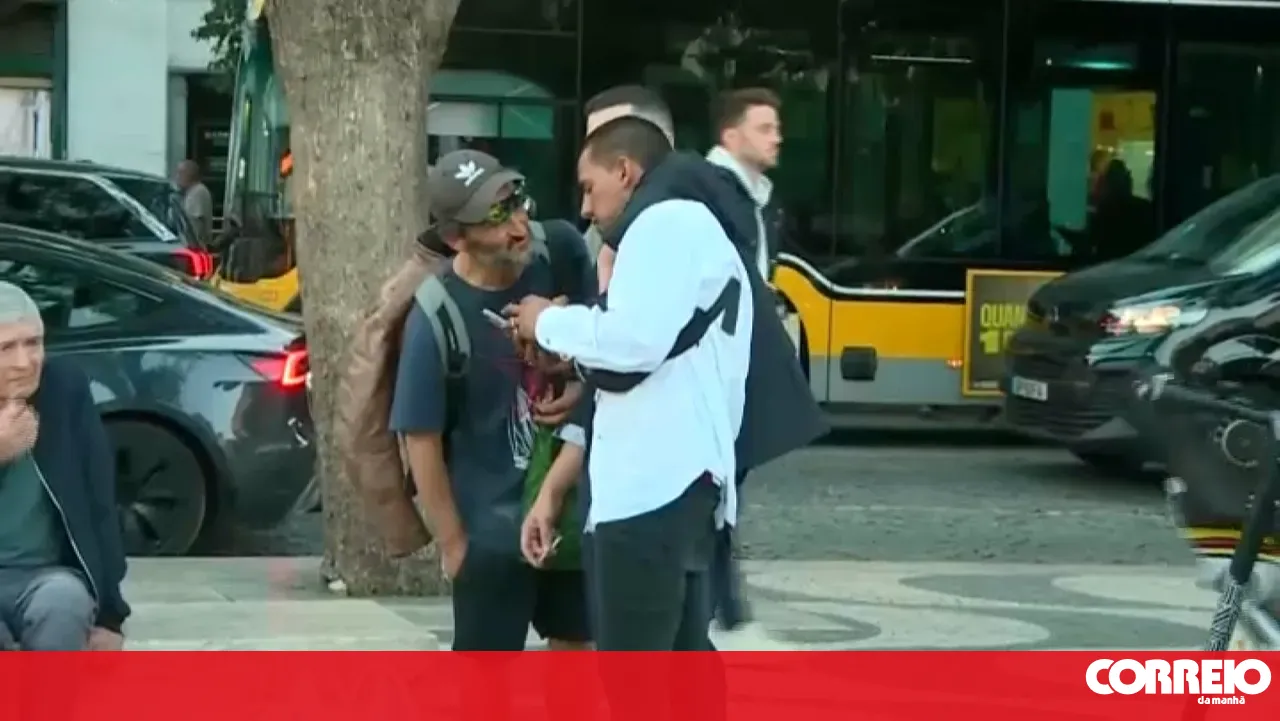 Police forced to intervene in brawl during protest meeting at Rossio in Lisbon