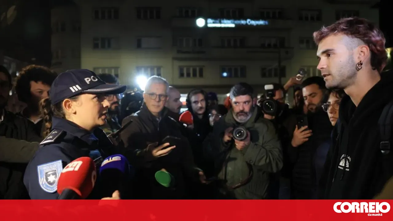 Encampment in Porto at D. João I square continued throughout the night with about 30 people