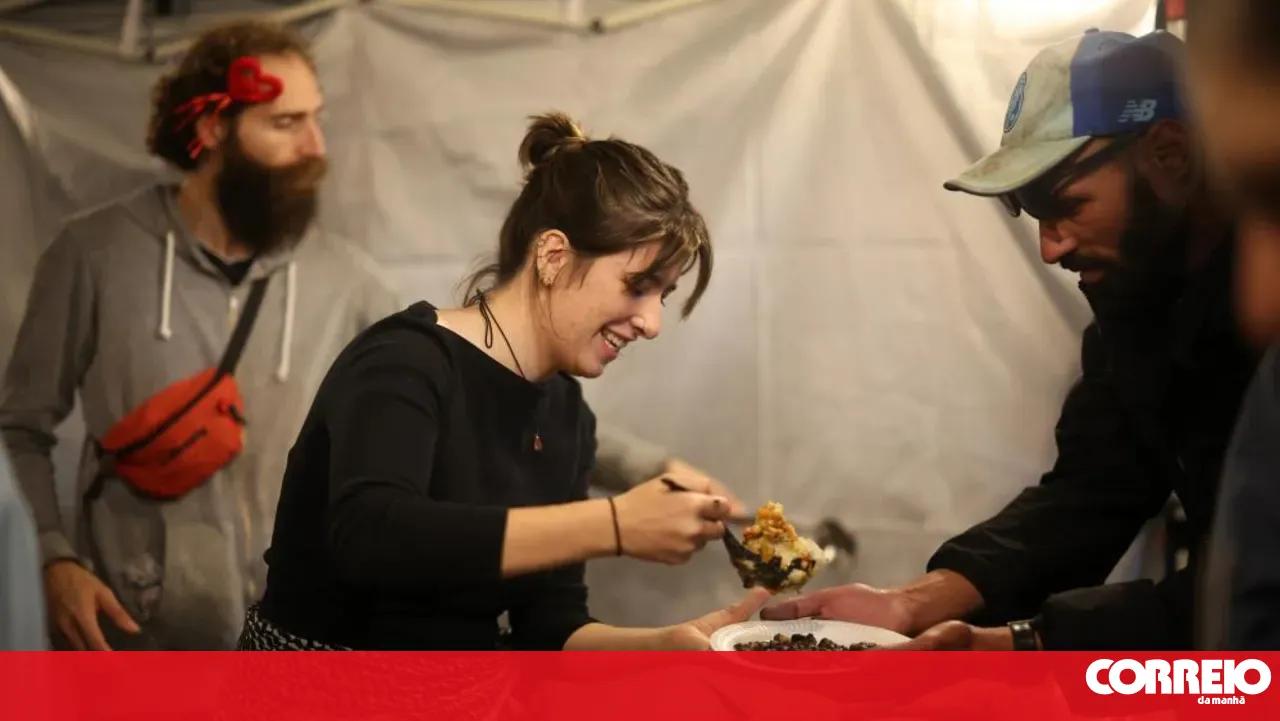 Porto protest camp canteen feeds 200 to 300 people for free every night