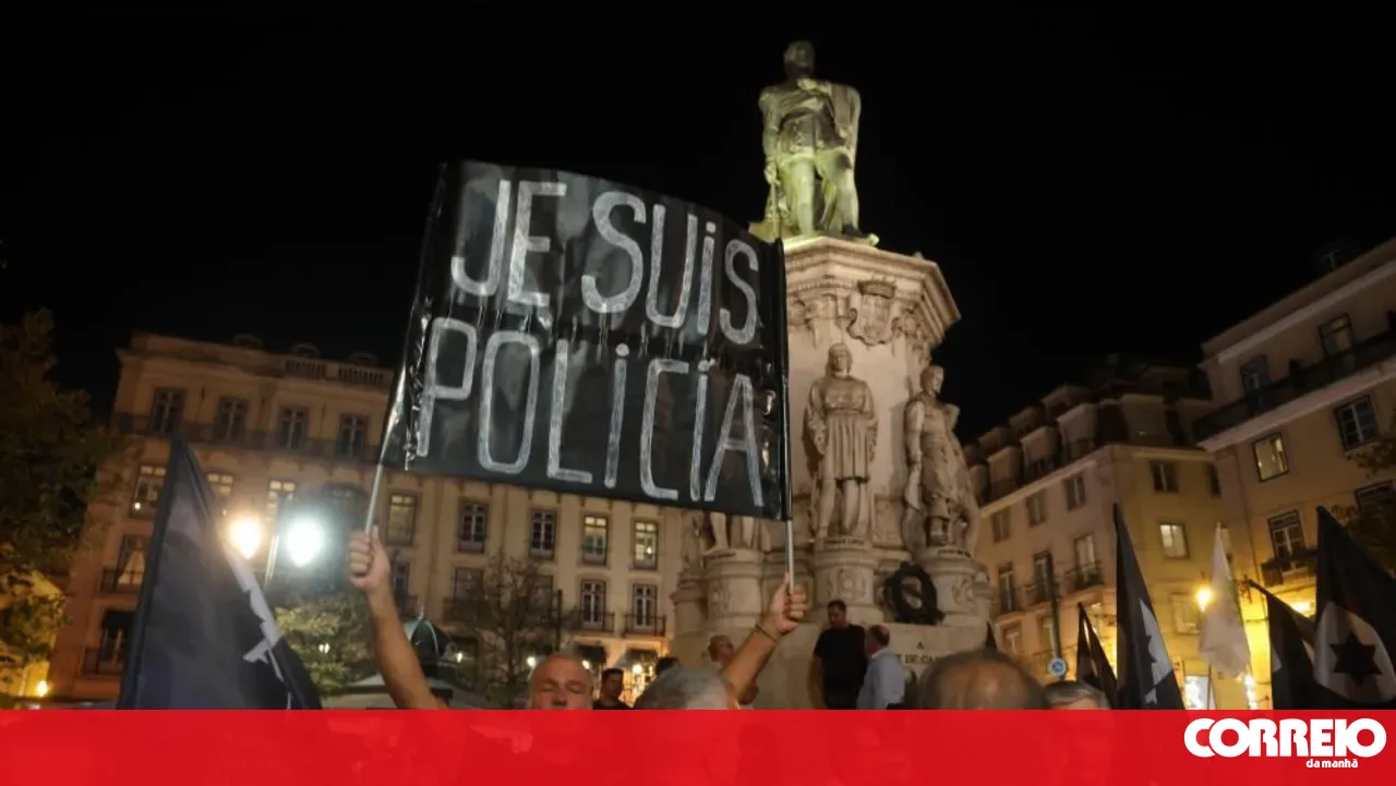 Police officers and guards deliver document to São Bento demanding better working conditions