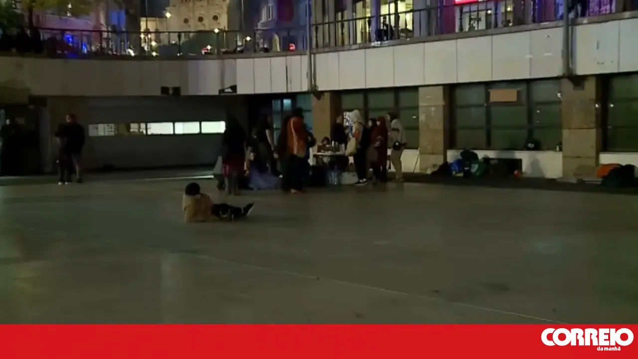 "It was voted by majority to continue": protesters in Porto will remain at Praça D. João I