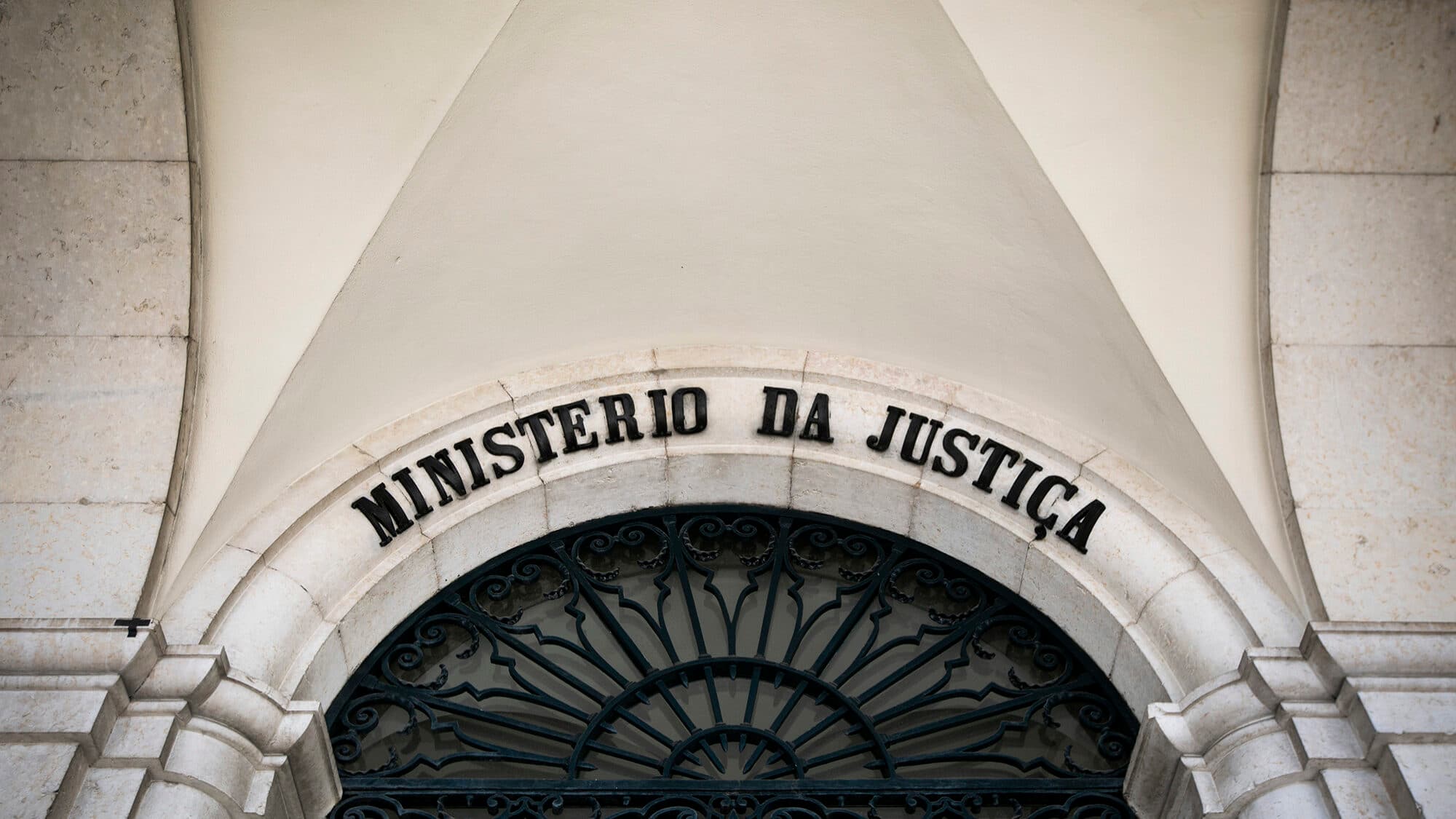 Government reviews two civil service careers and grants salary increases of up to 289 euros