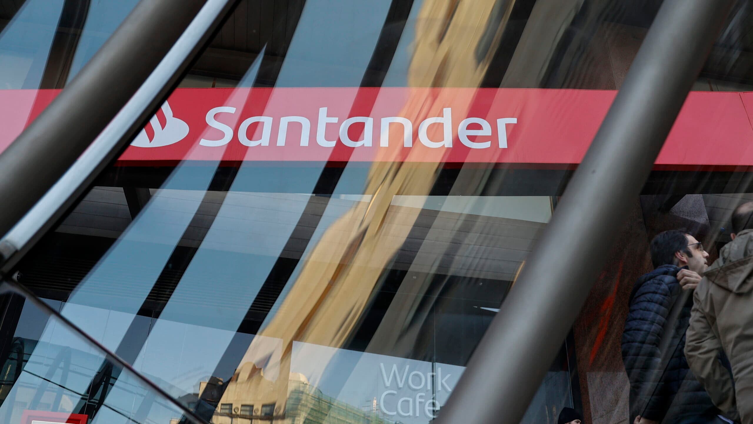 Santander paid over one million euros to 458 executives in 2025