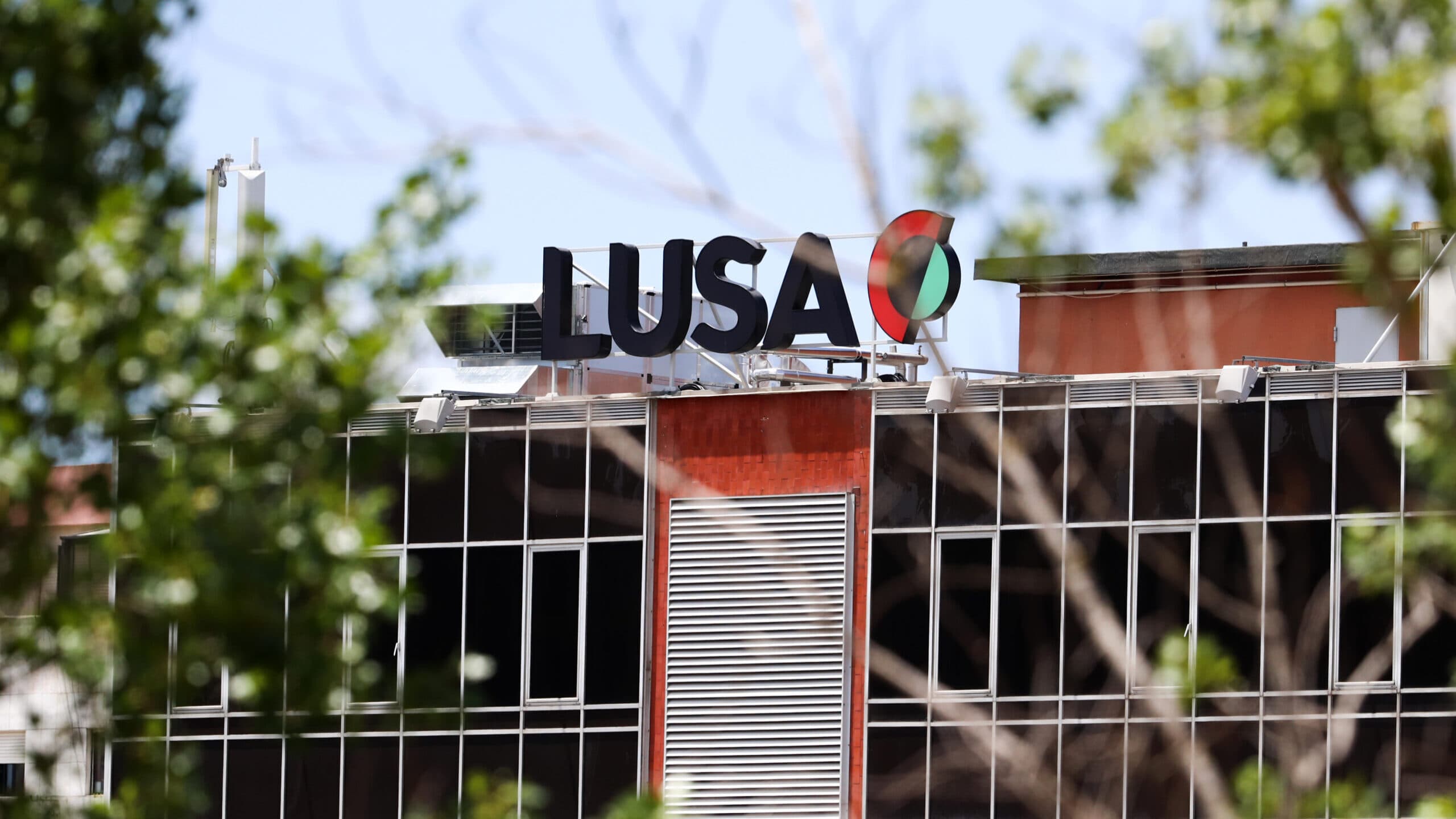 Minister of the Presidency rules out merger between Lusa and RTP
