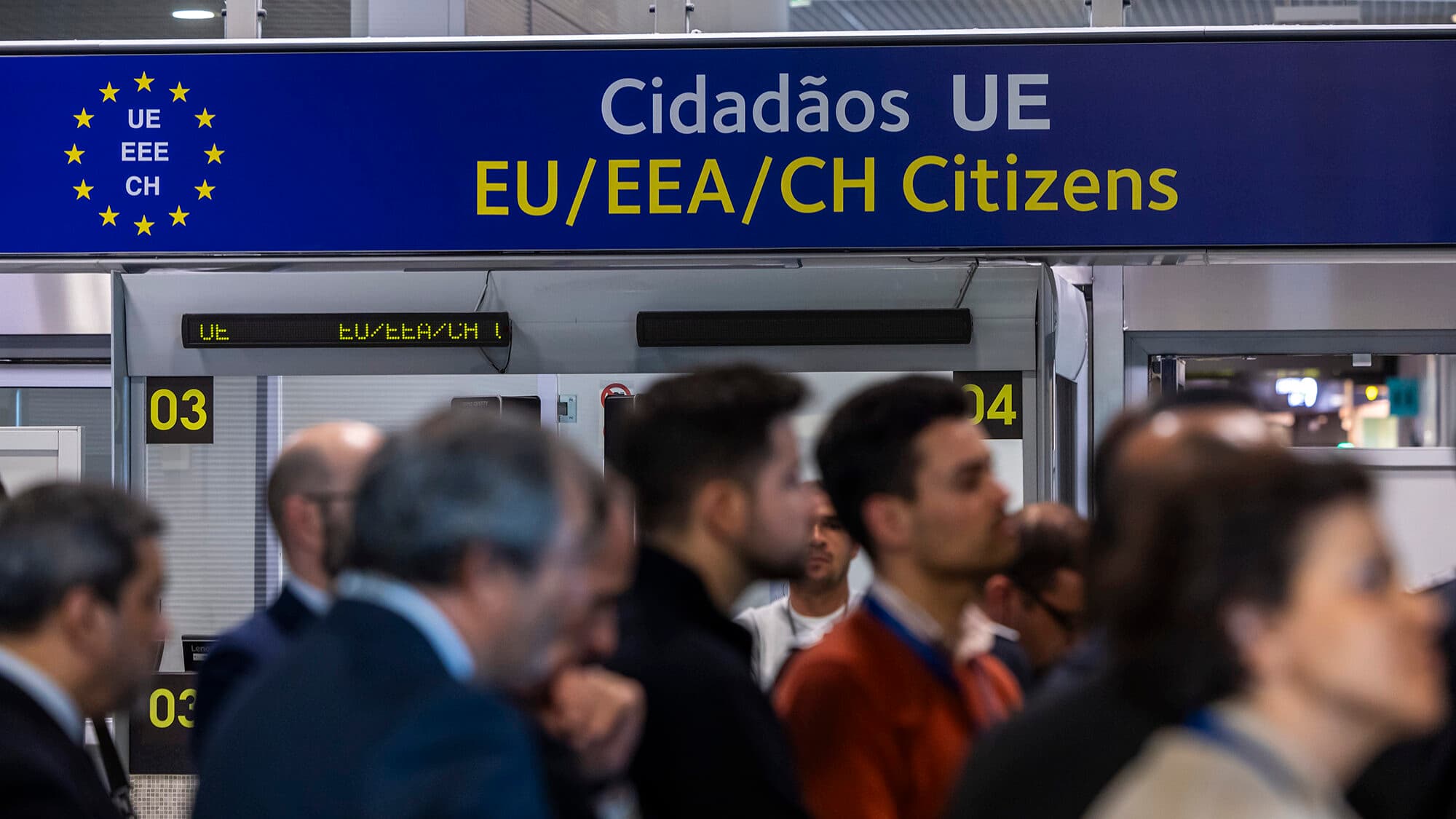 Queues at Lisbon airport. Airlines in Portugal want the system suspended