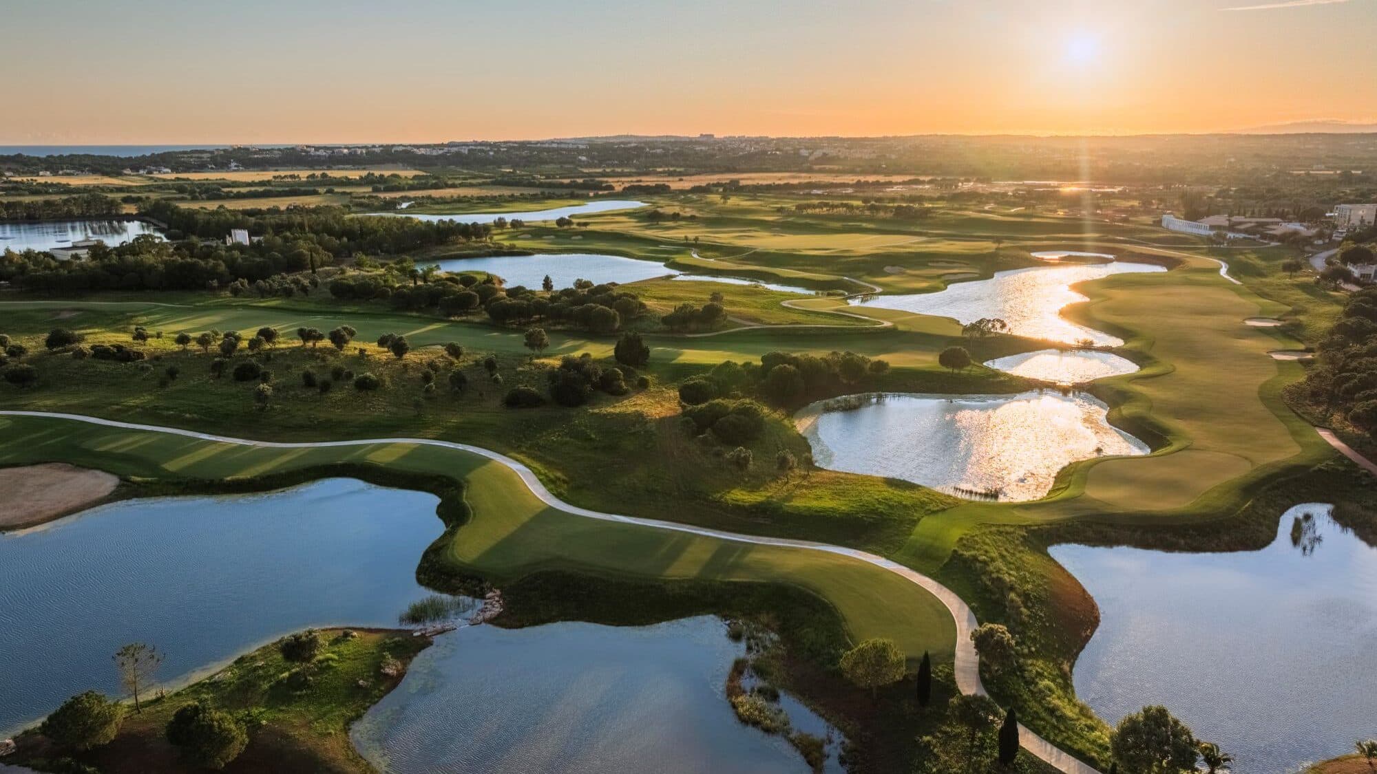 Shortlist. Golf at a private club, a final tribute to Valentino and Le Spa