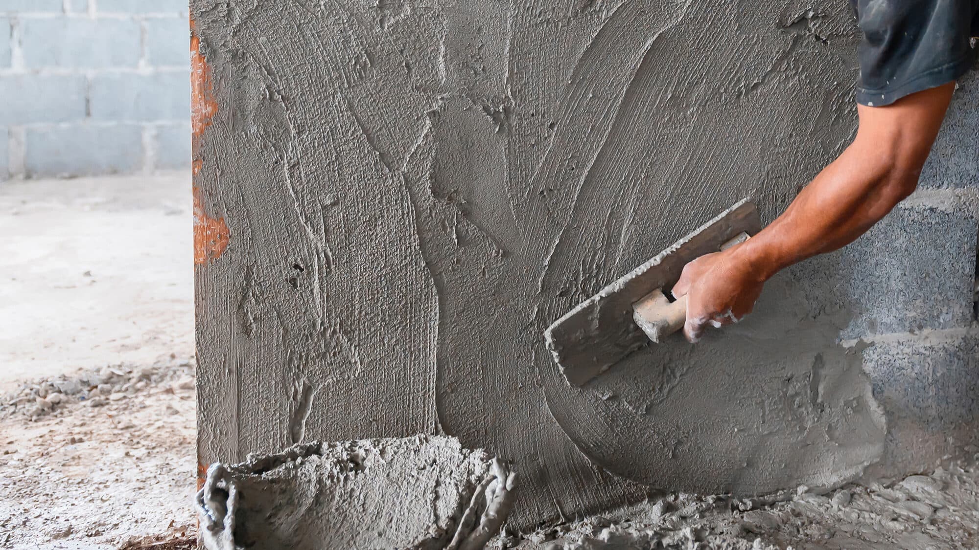 Material and labour costs stall construction. Public works fall 41% at the start of the year