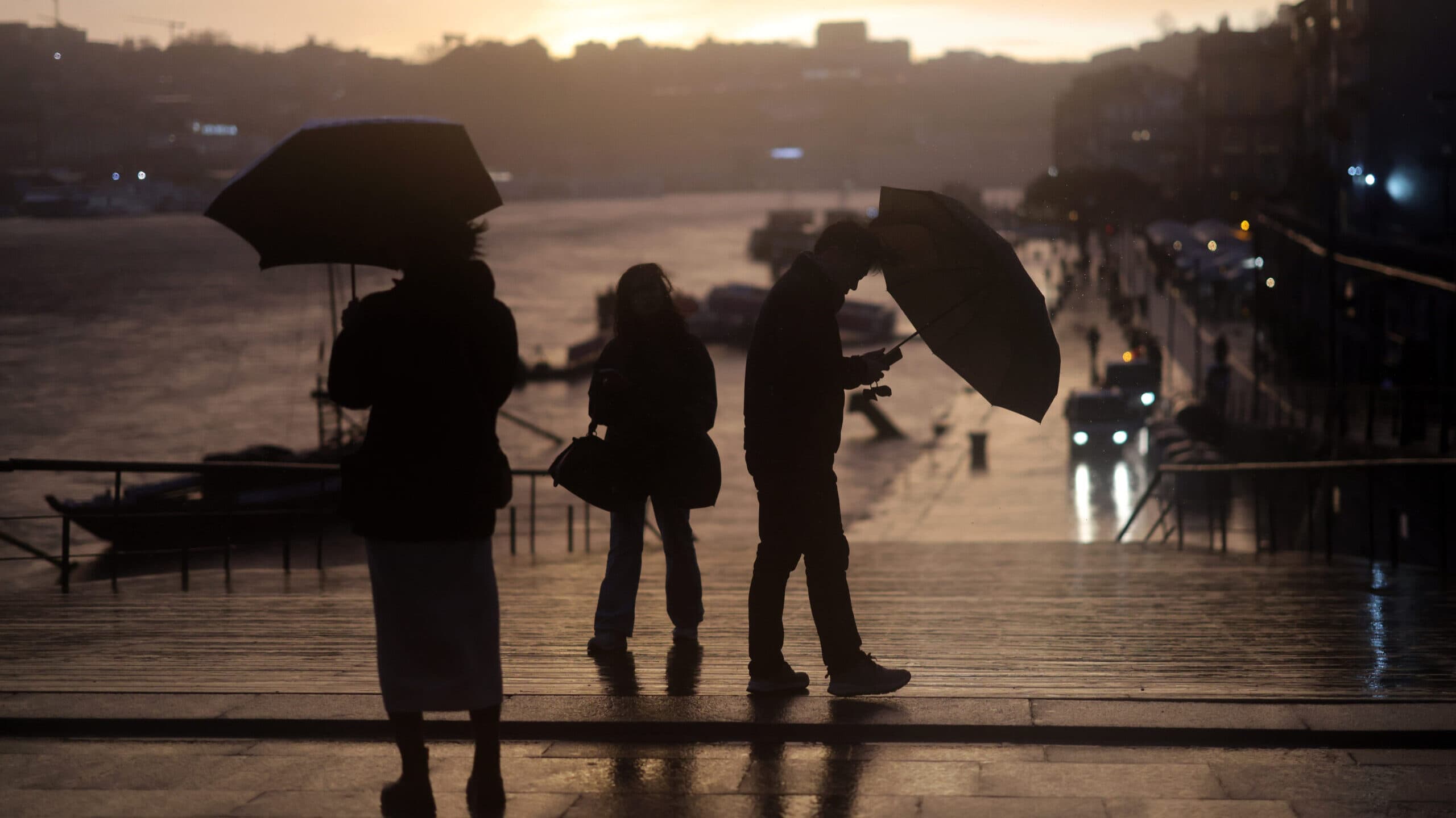 Fourteen districts under yellow warning due to rain and strong wind