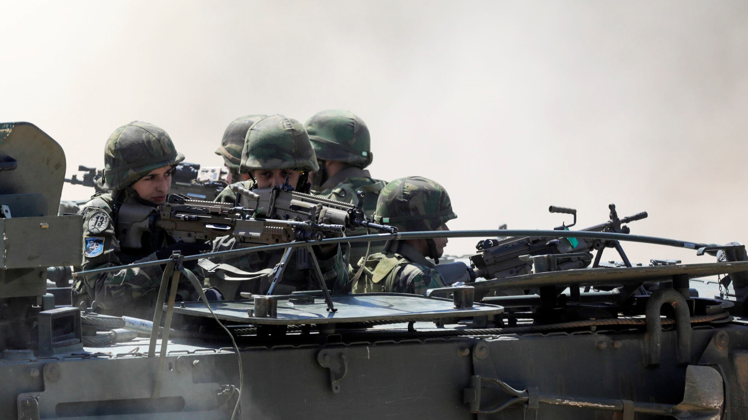 Free driving licence and 439 euros: PSD and CDS want young people in civic-military volunteering programme