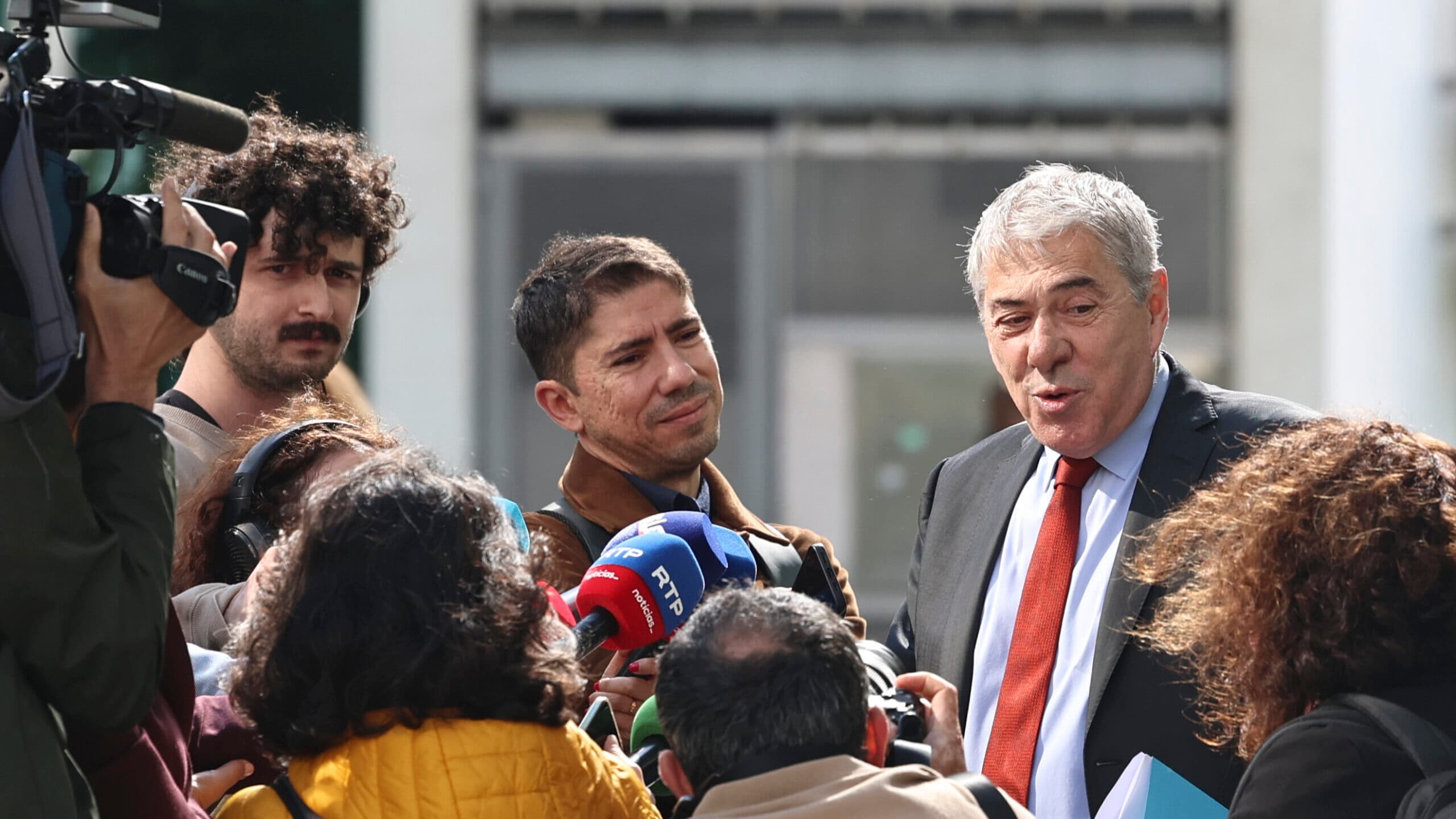 Sócrates and Santos Silva begin trial for money laundering