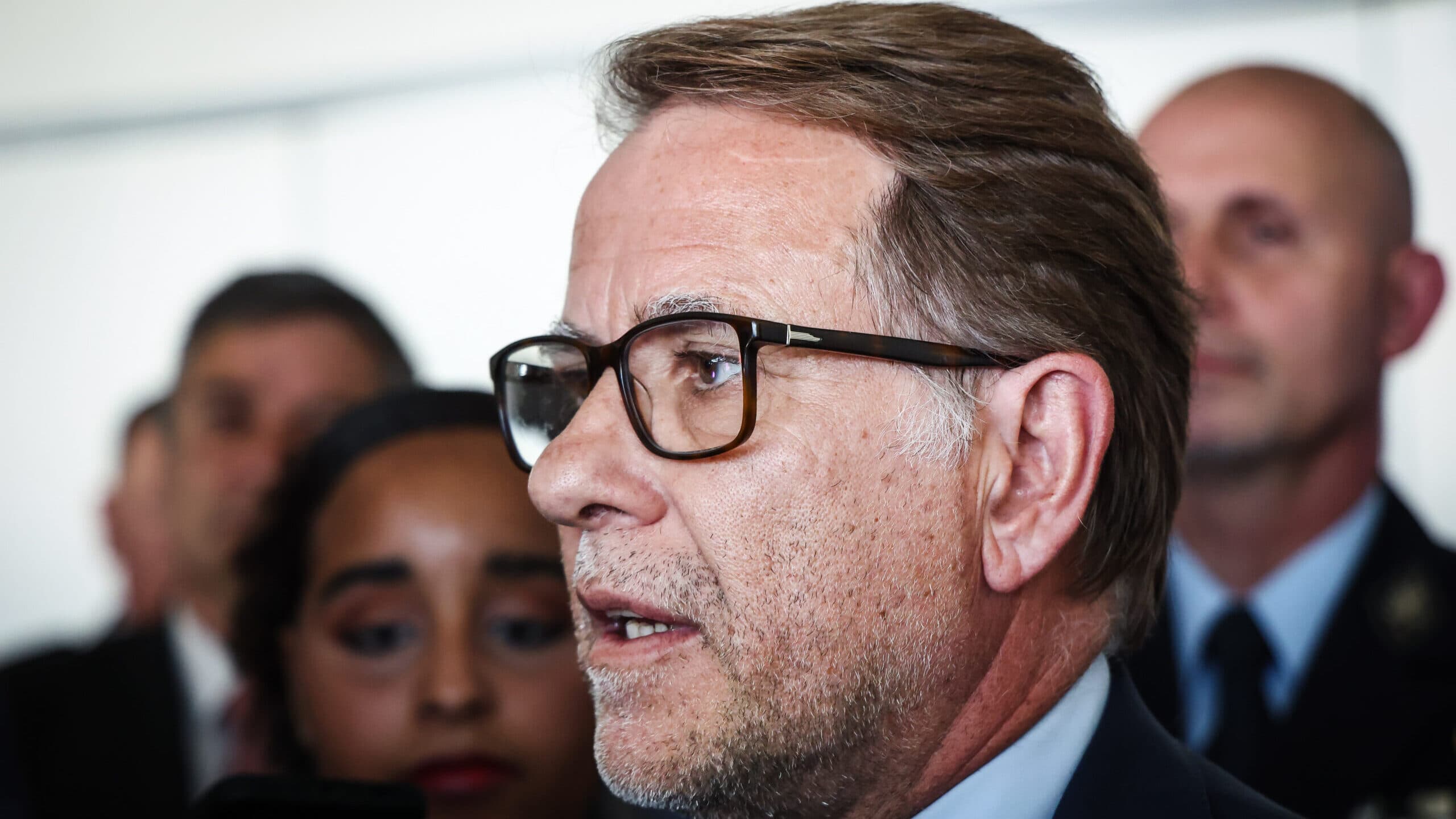 Ministers promise improvement in airport border control. “It will tend to be much better”