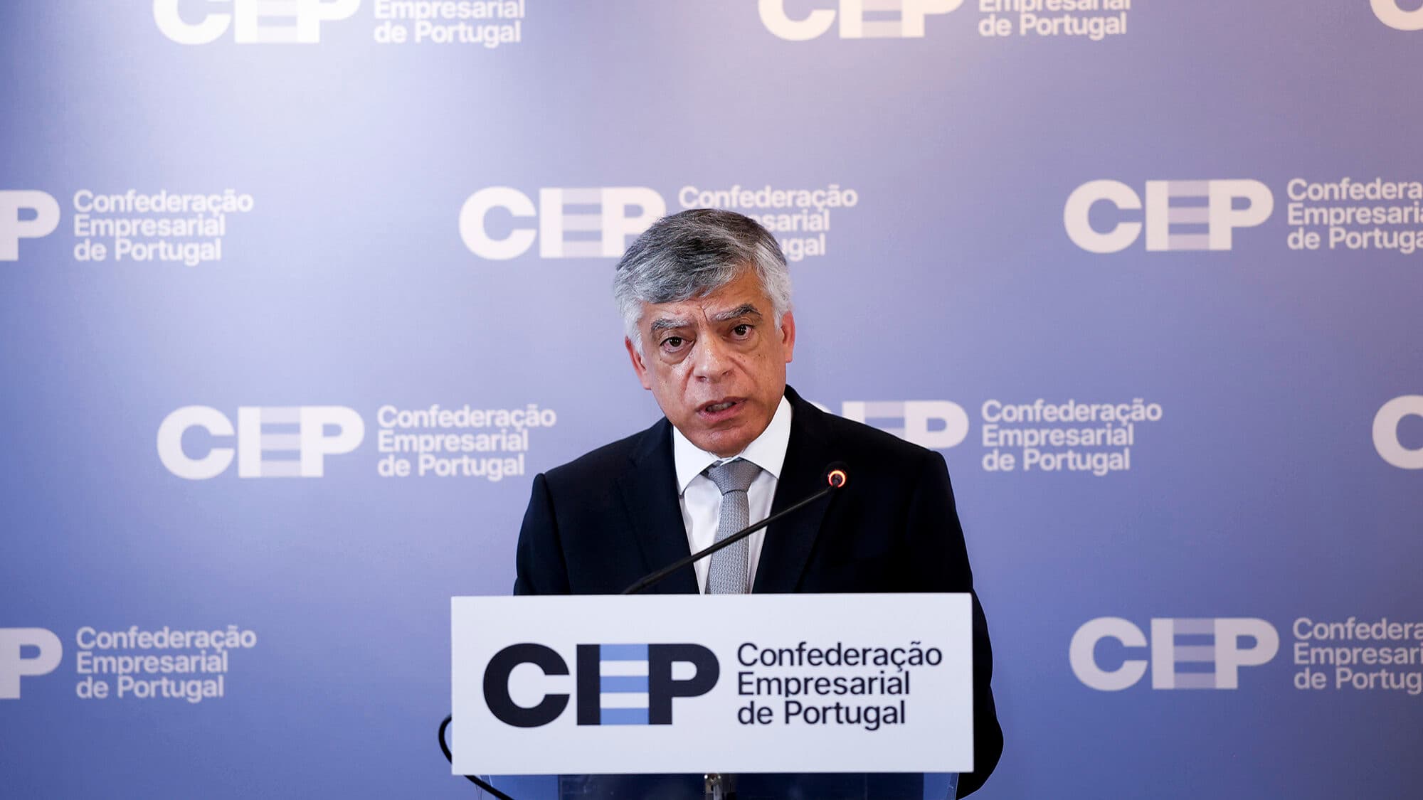 Employers reject minimum wage hike above 970 euros