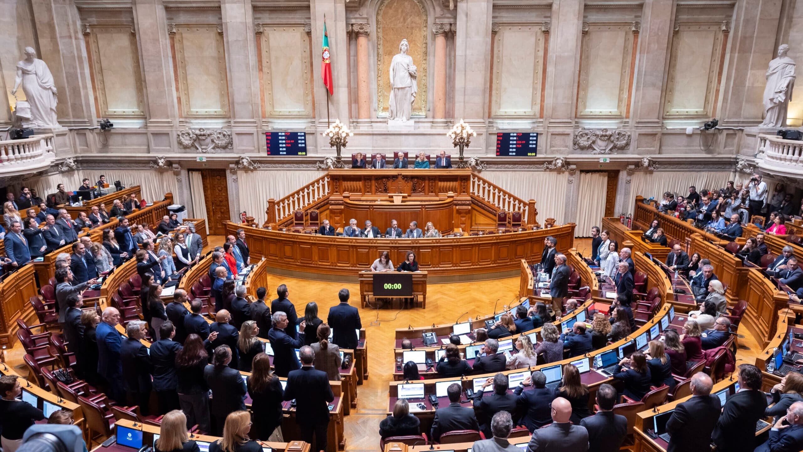 PS Pledges Budget Abstention to Avoid National Political Crisis