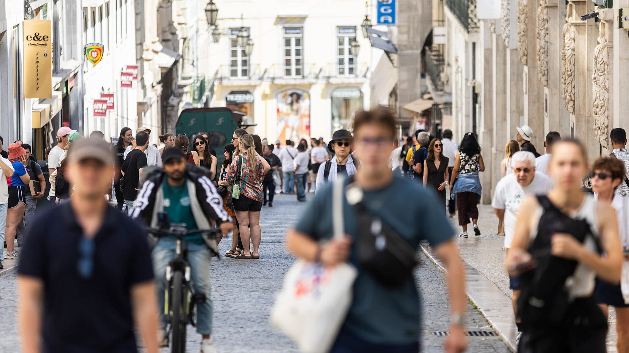 Public debt falls by 7.6 billion in July following mega repayment to investors