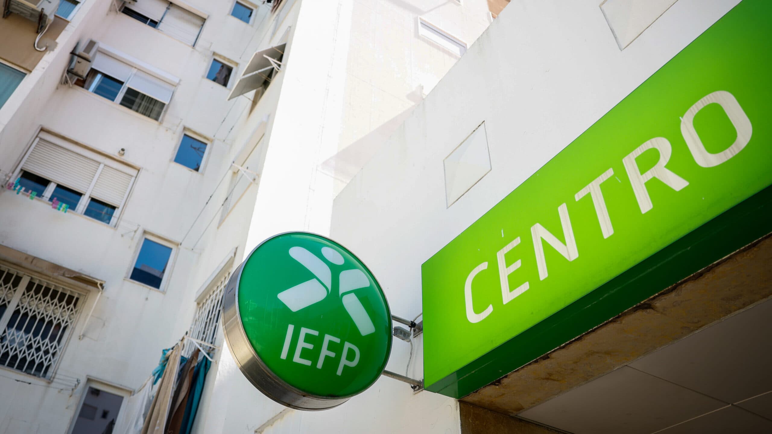 Number of unemployed people in job centres falls 9.9% in June