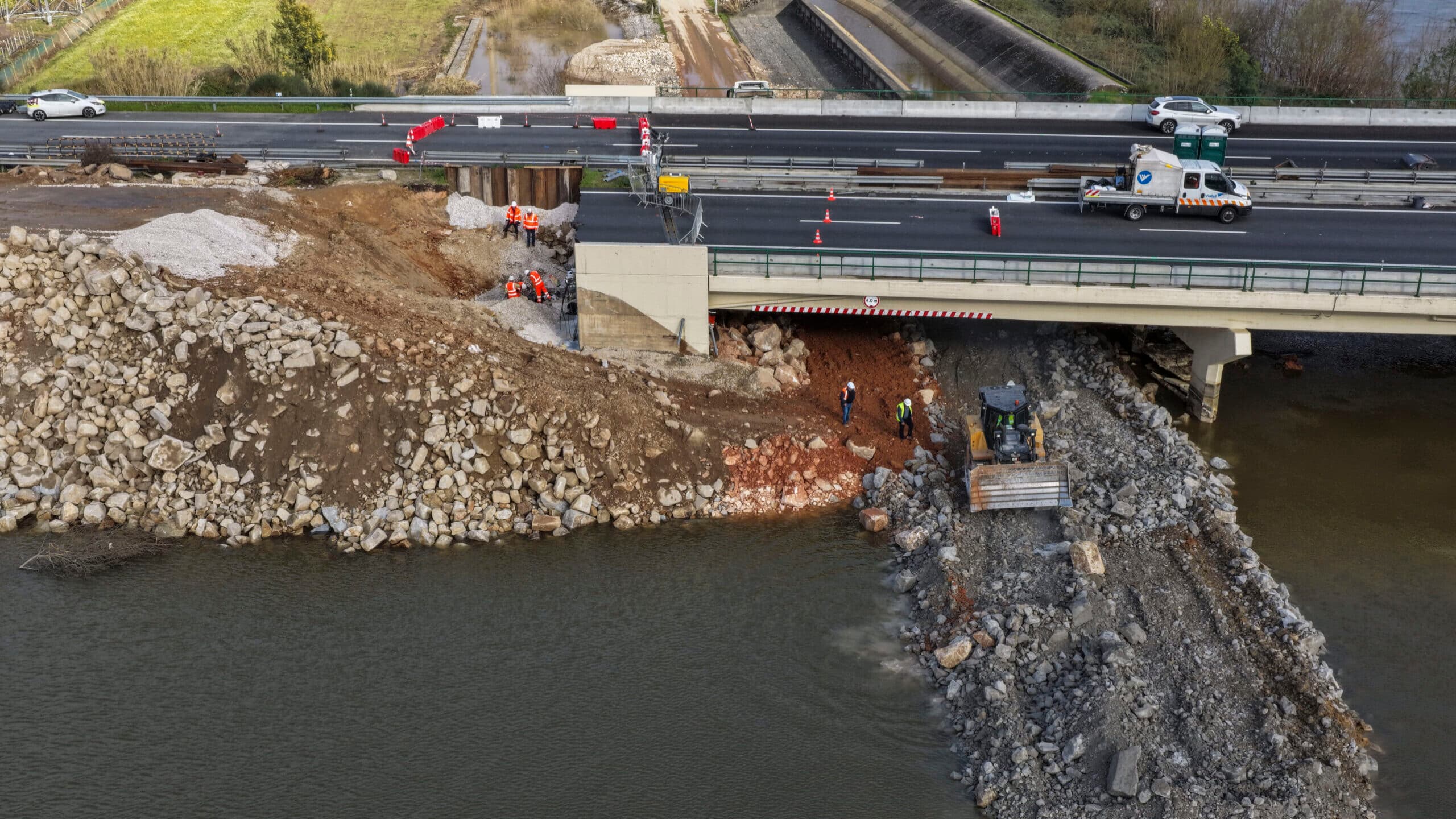 Bad weather. Protection and maintenance failures explain the rupture of the Mondego dike