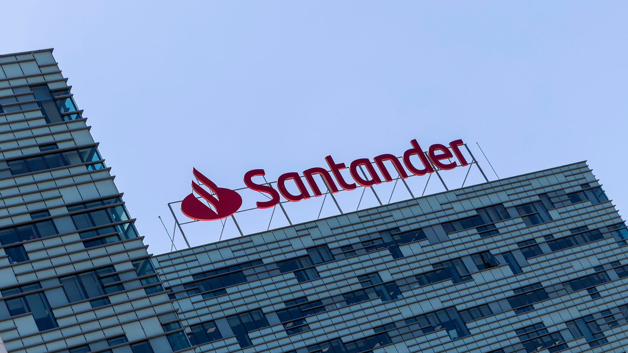 Santander opens applications for master's scholarships of up to 15,000 euros