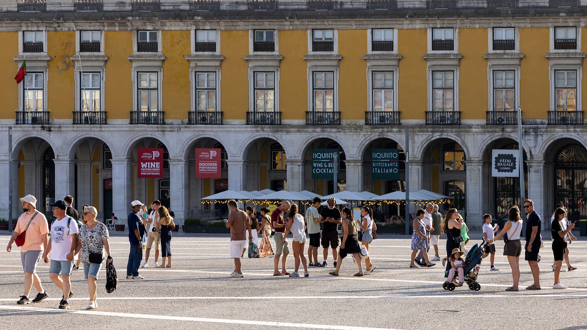Greater Lisbon residents give negative ratings to safety, cleanliness, and parking