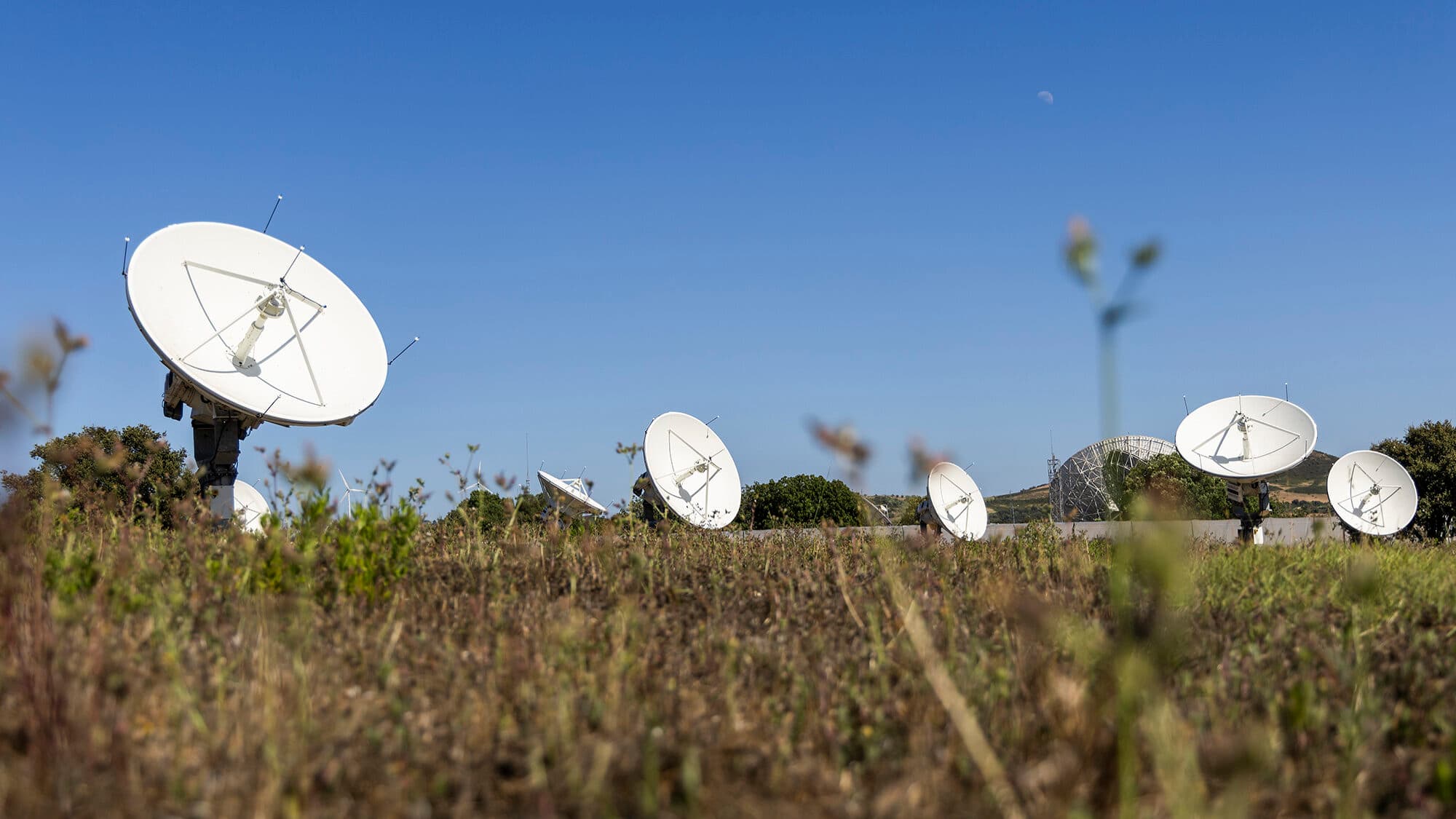 Alfouvar's 'metal sunflowers' point their antennas at the European IRIS 2 constellation