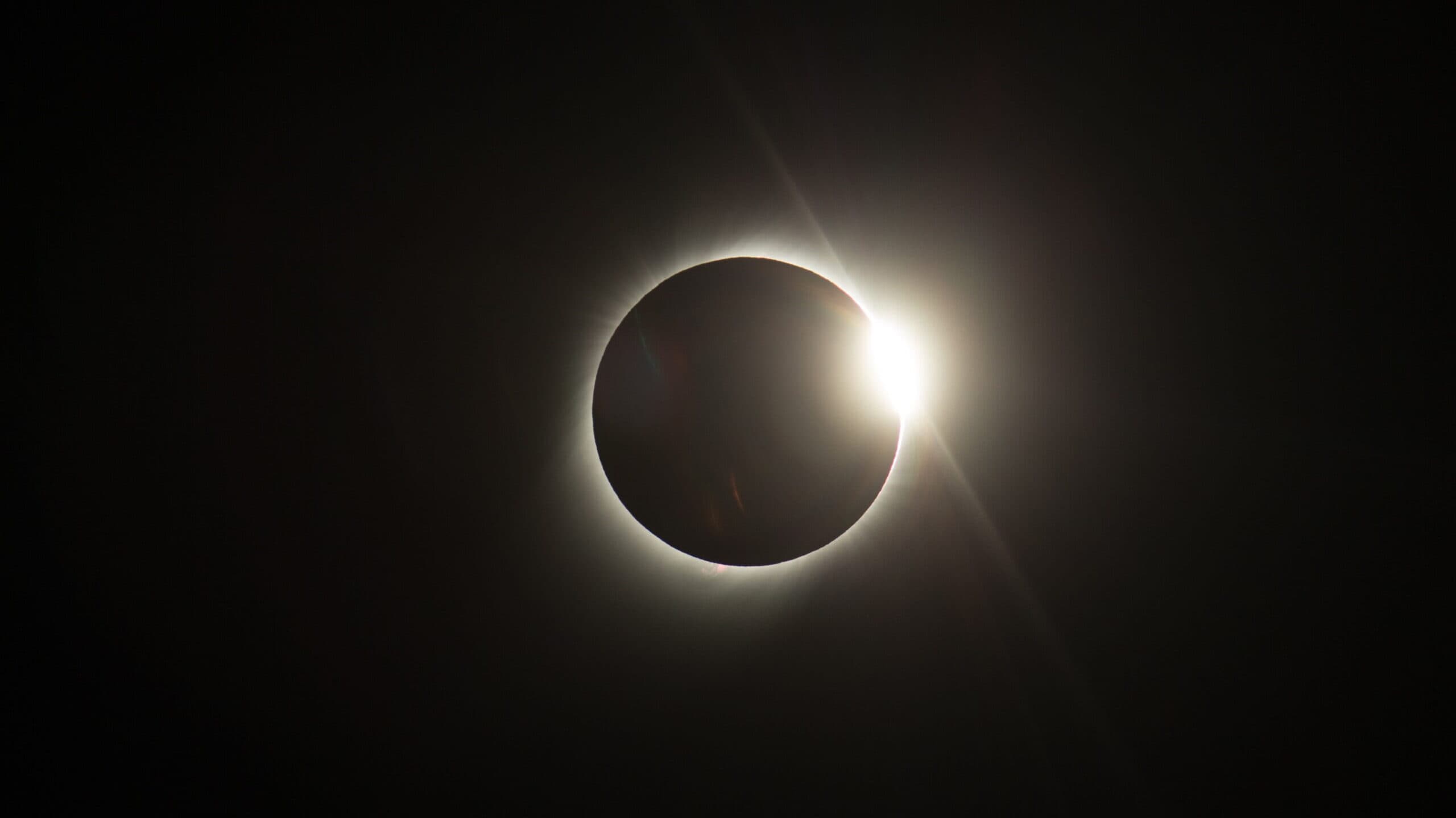 Portugal witnesses a total solar eclipse this Wednesday for the first time since 1912