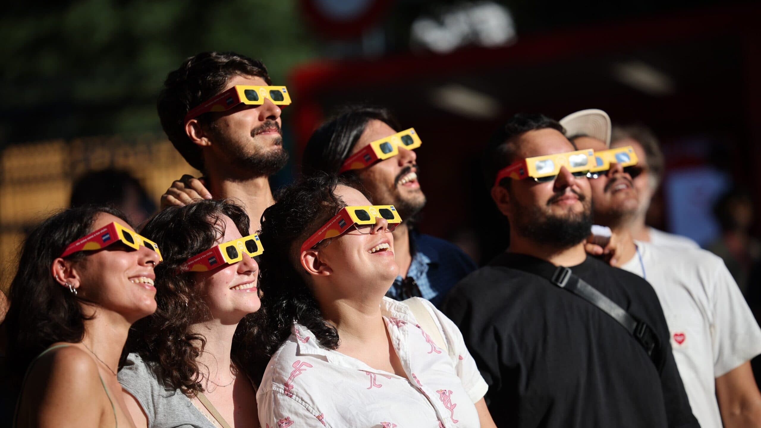 From north to south of the country, thousands took to the streets to see the eclipse. See the photo gallery here