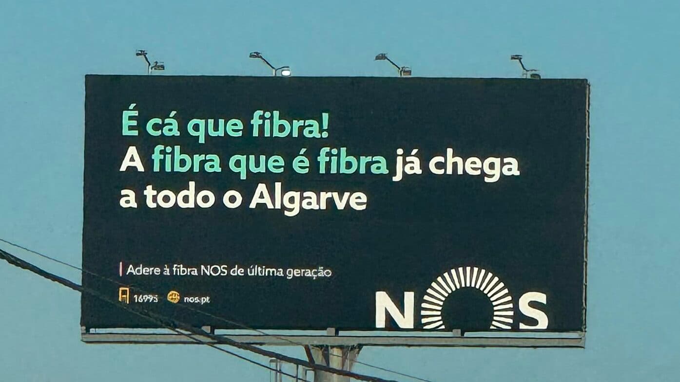 Nos uses 'dá de vaia' in billboard campaign for the Algarve