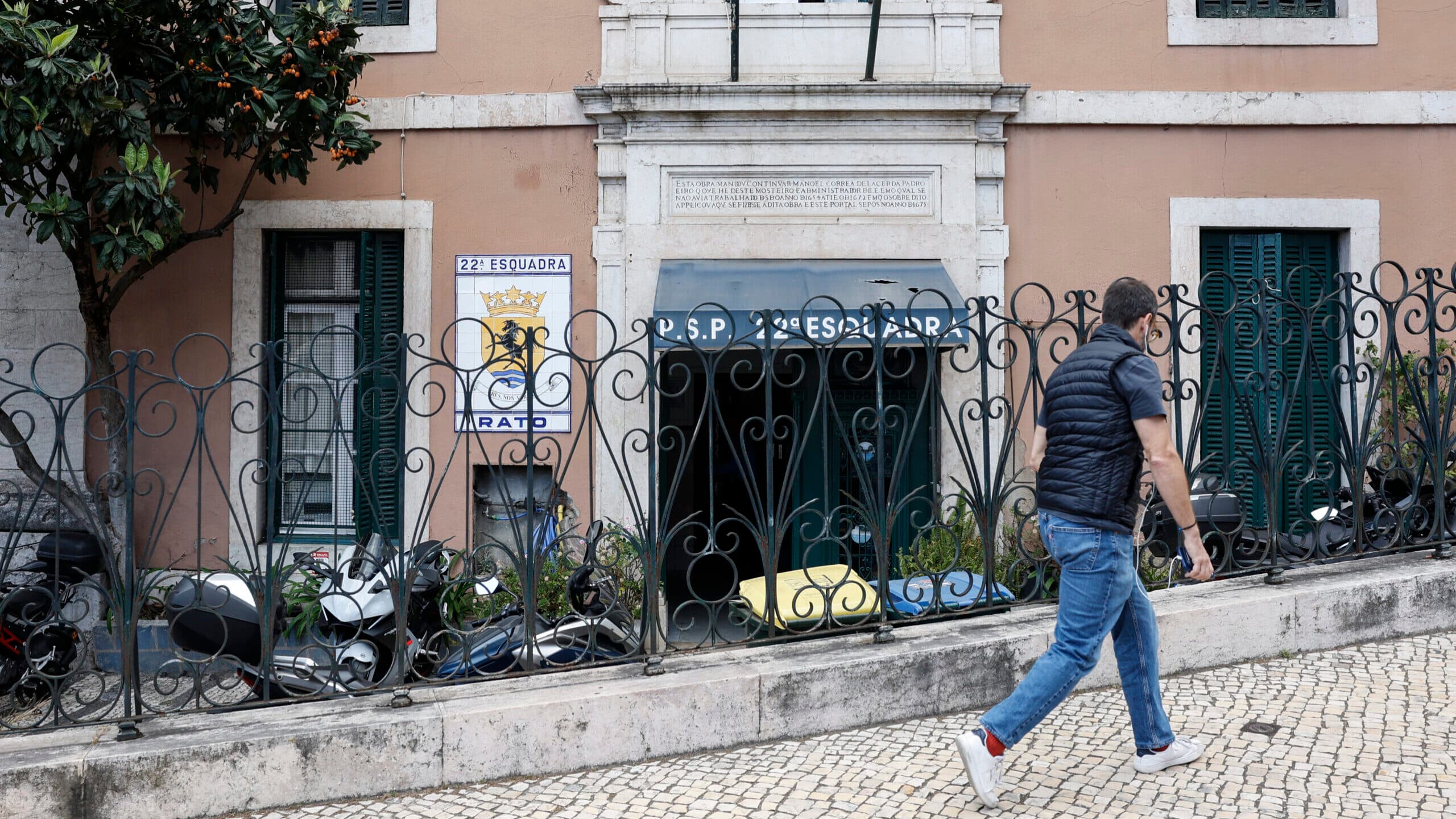 Trial of police officers accused of torture held behind closed doors