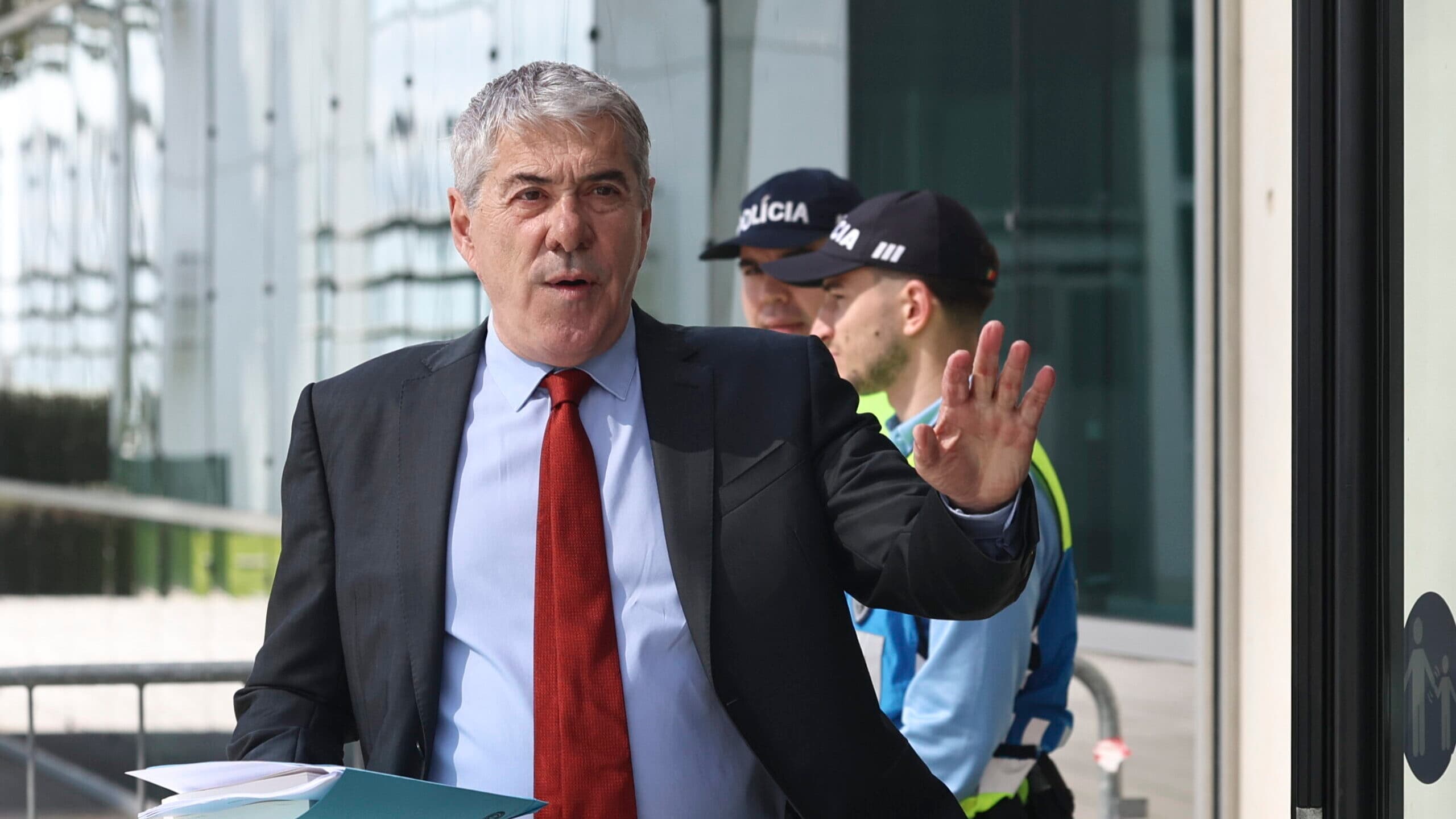 José Sócrates returns to court without a lawyer