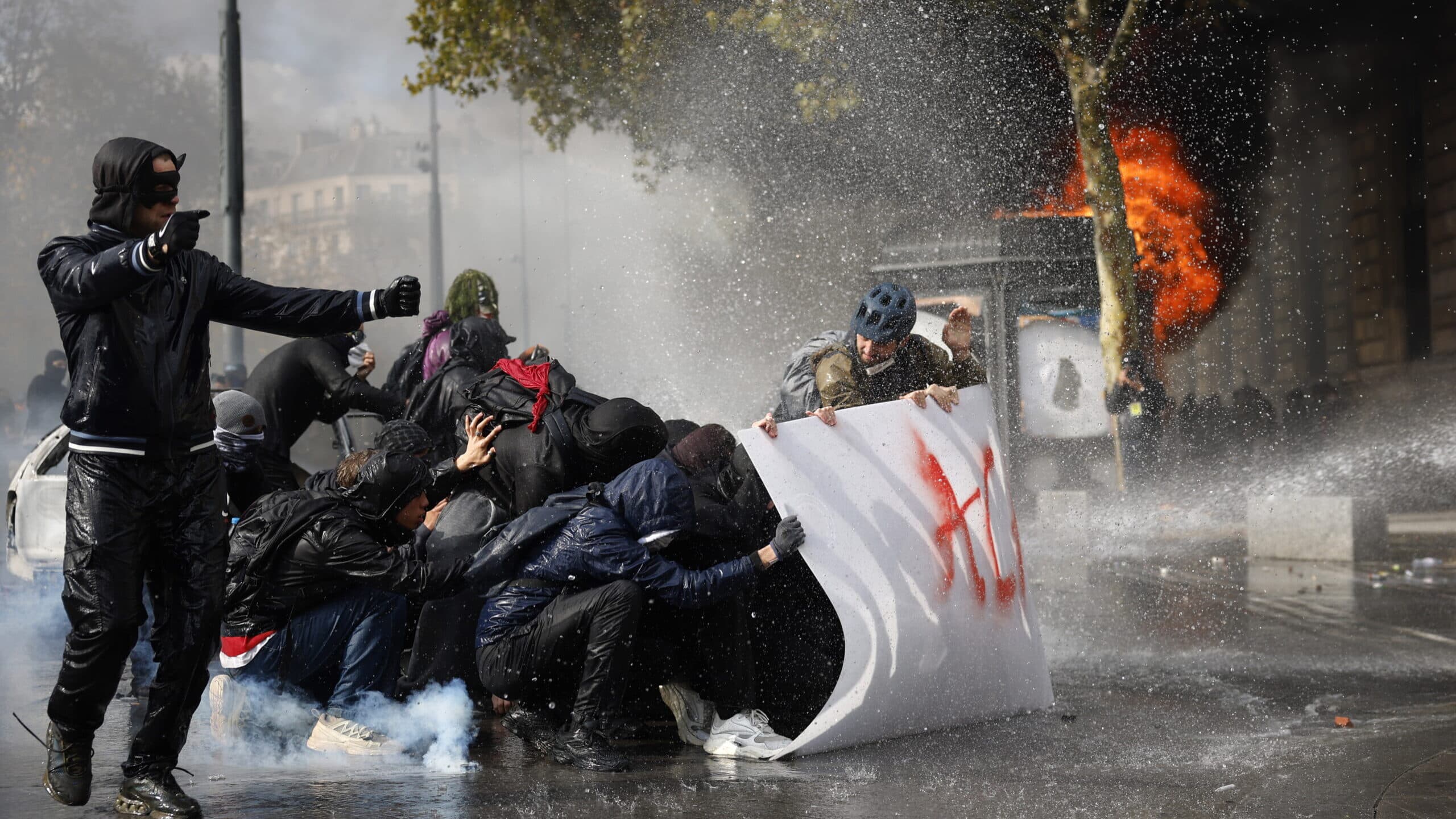 Protests in Europe affect markets. Euro, stock exchanges and debt under pressure