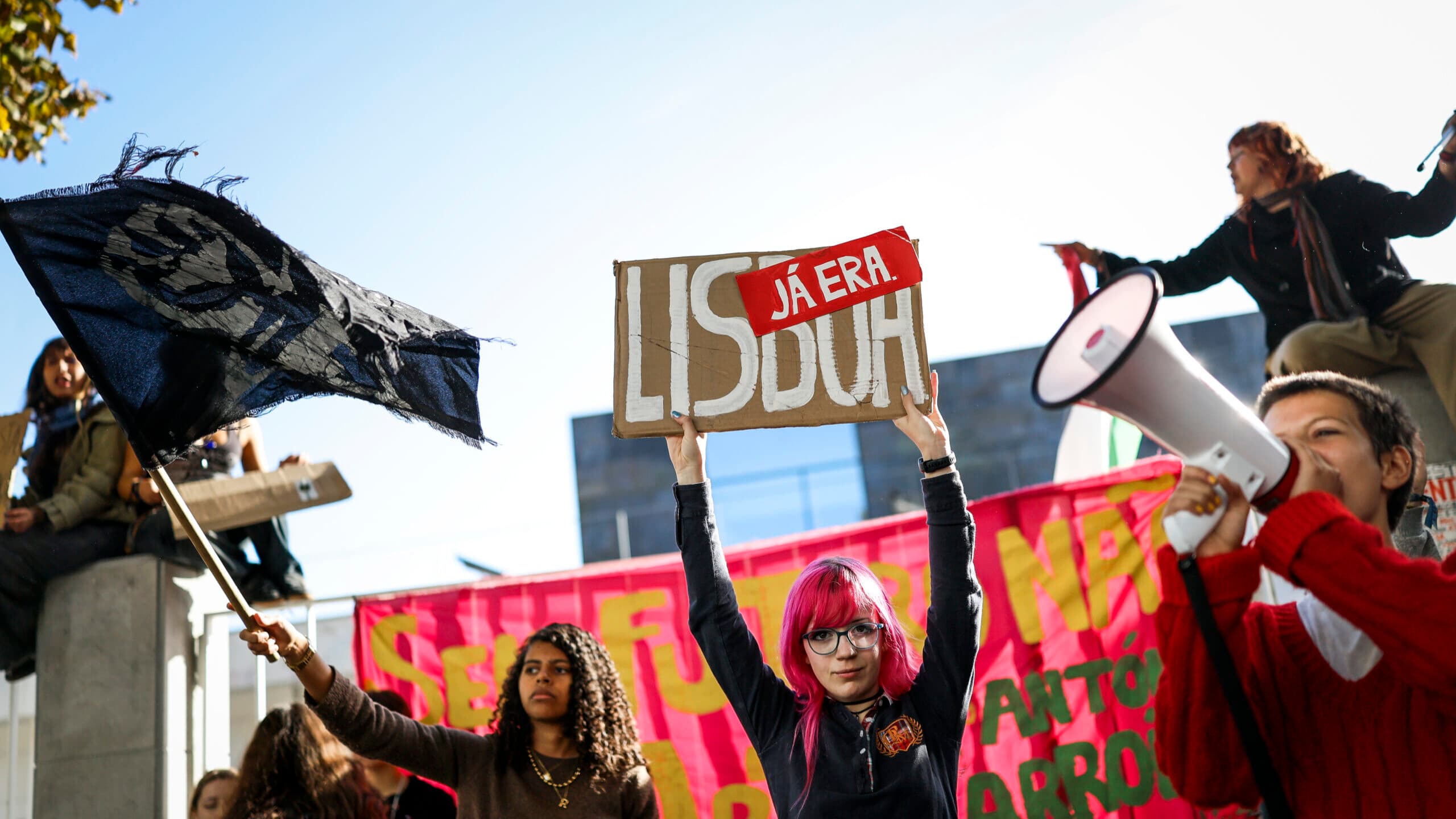 Students block schools in Lisbon over cost of living and housing