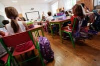 Do classes with 30 students hinder teaching? The minister says no, but a ministry study says otherwise