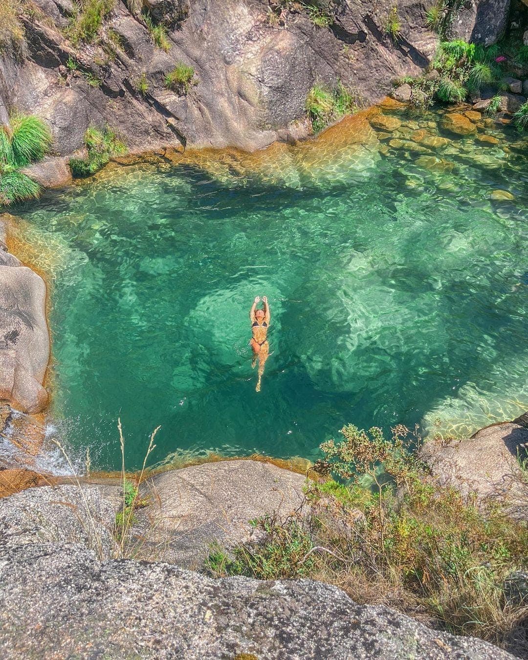 We discovered the secret natural pool with turquoise waters that looks like Mallorca, but is in Portugal