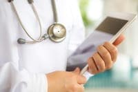 At least one in three medical students considers emigrating