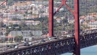Ambulance Operators Plan Slow-March Protest on 25 de Abril Bridge