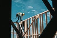 Working in extreme heat: DGS warns of risks in construction, kitchens, and warehouses