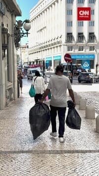 Bottles are worth 10 cents, but for David and Jorge they can mean 20 euros a day