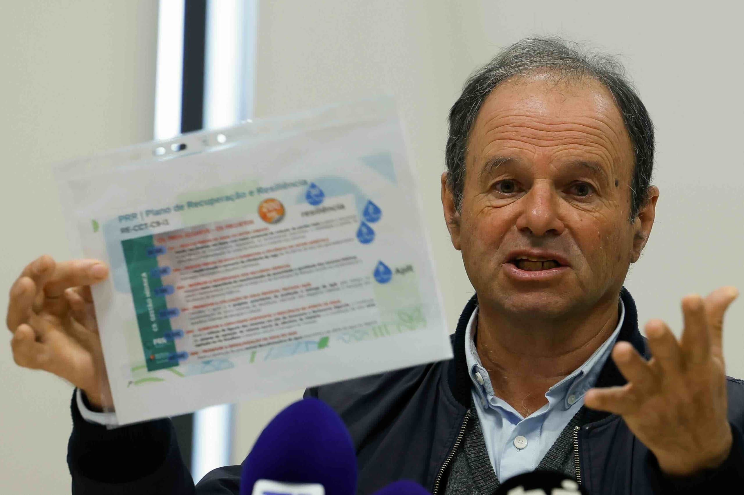 Did the government appoint as president of Águas de Portugal a former mayor who was convicted of 'stealing water from the State for his orchard'?