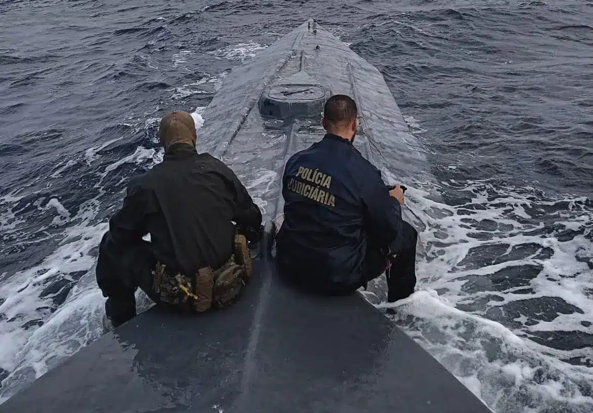 Speedboat intercepted on high seas, carrying 2.6 tons of cocaine