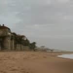 Off-duty police officer rescues elderly woman from drowning at Cascais beach